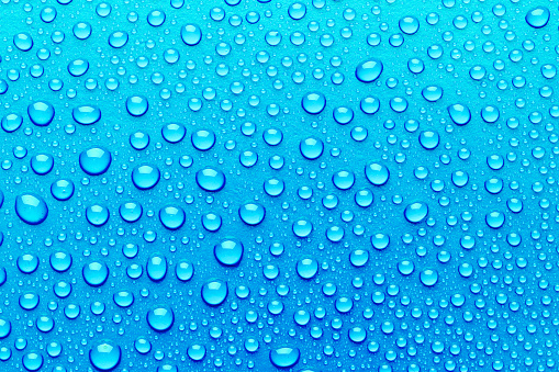Förderung Wassertropfen auf blauem Hintergrund Bild von Unsplash