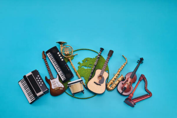 Musikschule Foto von world-music-day-assortment-of-musical-instruments-with-world-map-on-blue-background