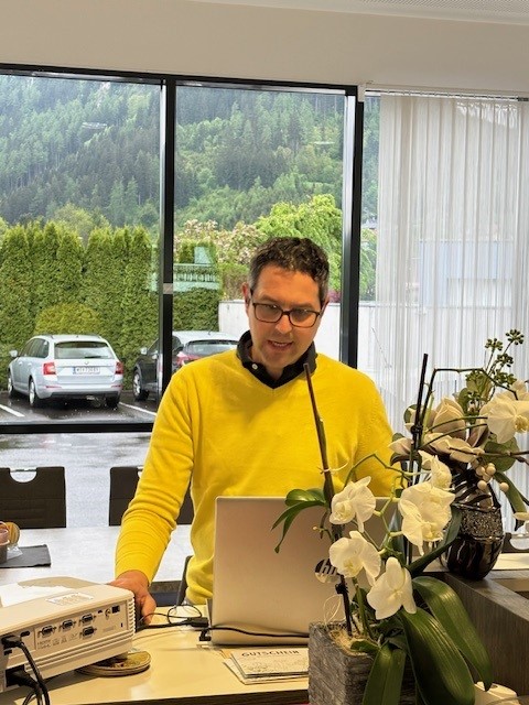 Blumenschmuckehrung Bild von Franz Sattler