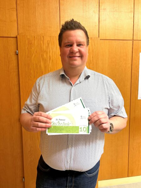 Bürgermeister Franz Sattler mit neuen Gutschein-Design Bild von Franz Sattler