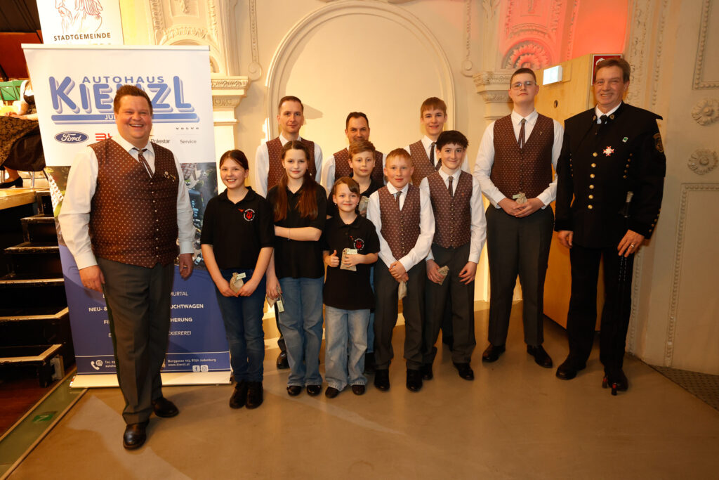 MV Rothenthurm-St.Peter Der Obmann des Musikvereins mit den Jugendlichen, welche ein Leistungsabzeichen absolvierten Foto Mlakar Media