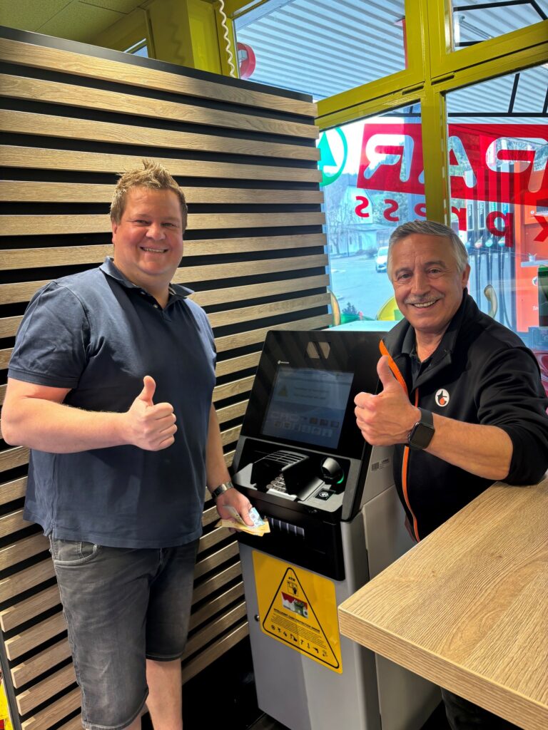 Aufstellung Bankomat bei der Turmöl in Rothenthurm Foto Franz Sattler