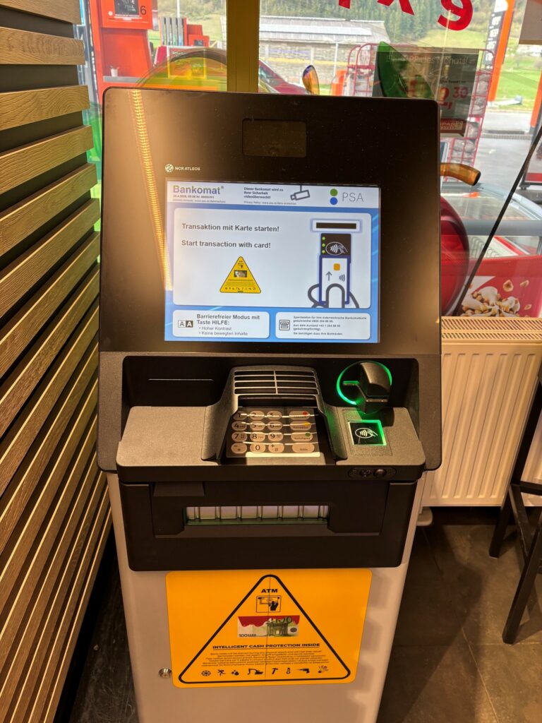 Aufstellung Bankomat bei der Turmöl in Rothenthurm Foto Franz Sattler