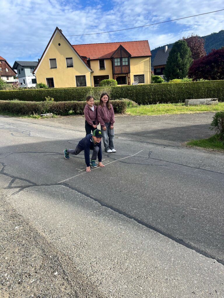 Volksschule St. Peter ob Judenburg Aktion Hallo Auto Bild von Nina Miedl Rissner
